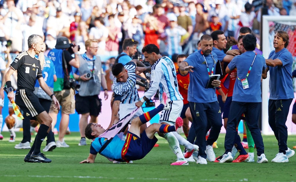 柏利迪斯和队友与西班牙球员冲突。路透社