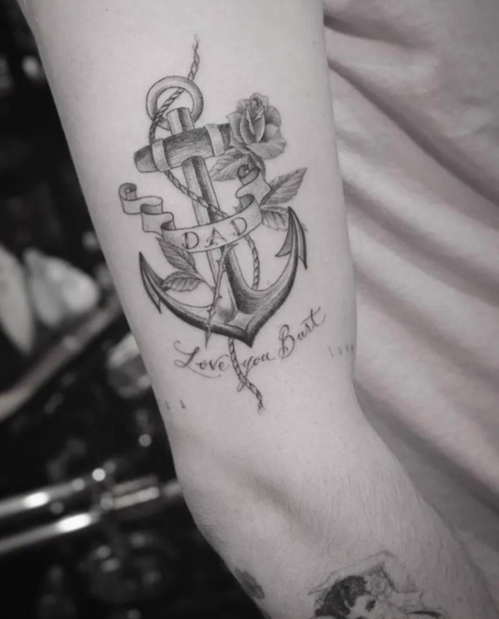 近日,Brooklyn再遮蓋右臂上寫有「DAD」的紋身,但下面的「Love You Bust」依然保留。 近日,Brooklyn再遮蓋右臂上寫有「DAD」的紋身,但下面的「Love You Bust」依然保留。