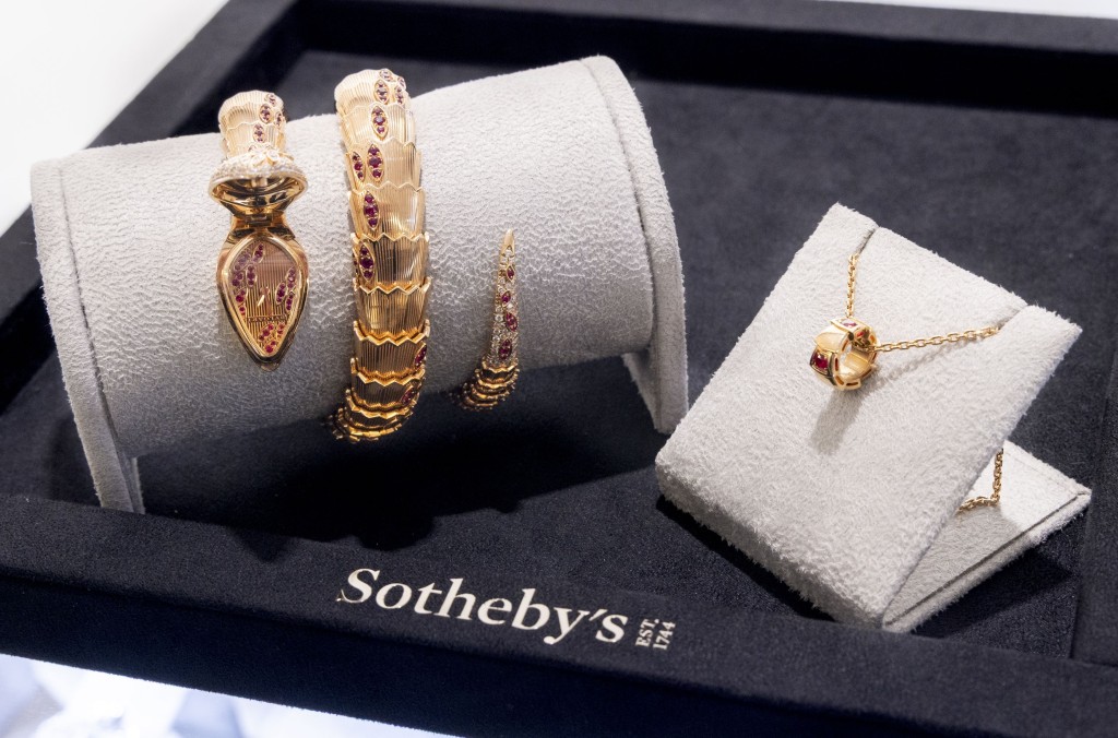 Bvlgari宝格丽红宝石配钻石'Serpenti Misteriosi'腕表及红宝石'Serpent Viper' 吊坠项链。