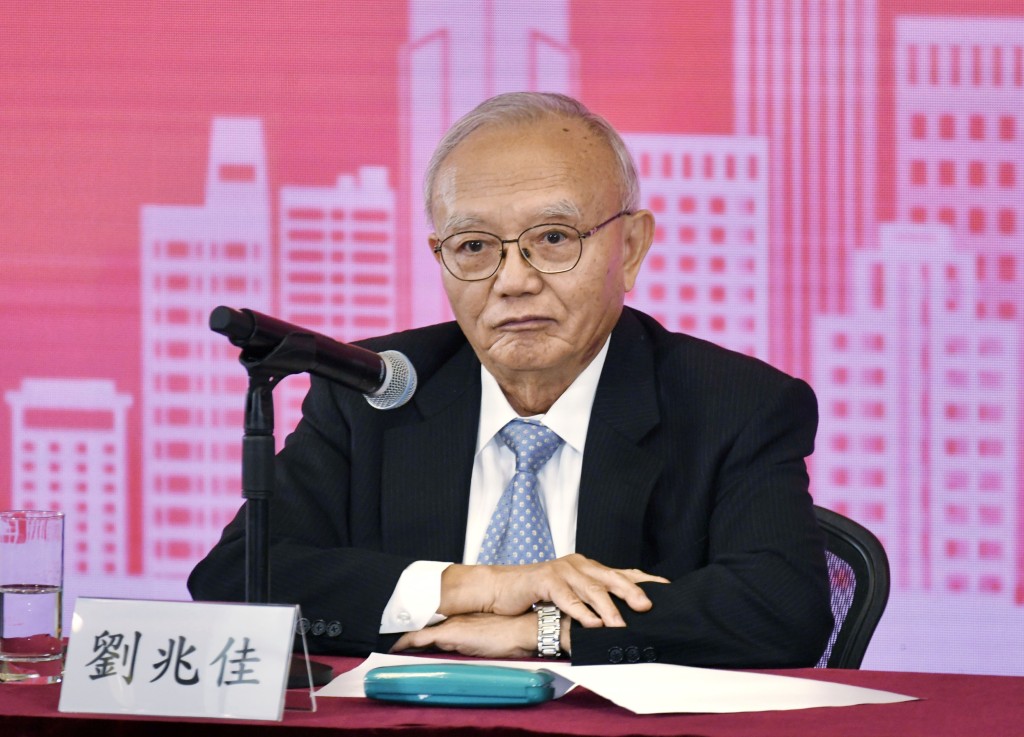 全國港澳研究會顧問劉兆佳相信立法會議員工作，長遠要走向實質上的全職化。