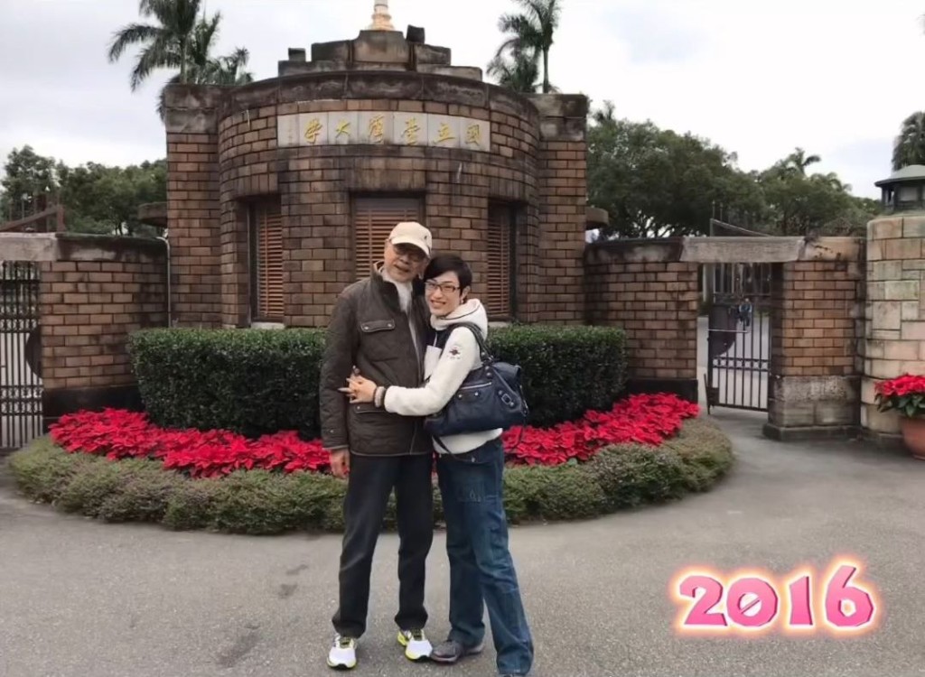 陳法蓉分享八年前曾帶爸爸到大學參觀的照片。