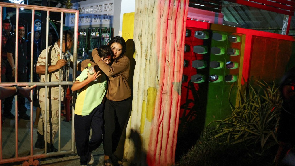 女學生疏散離開學校。 美聯社