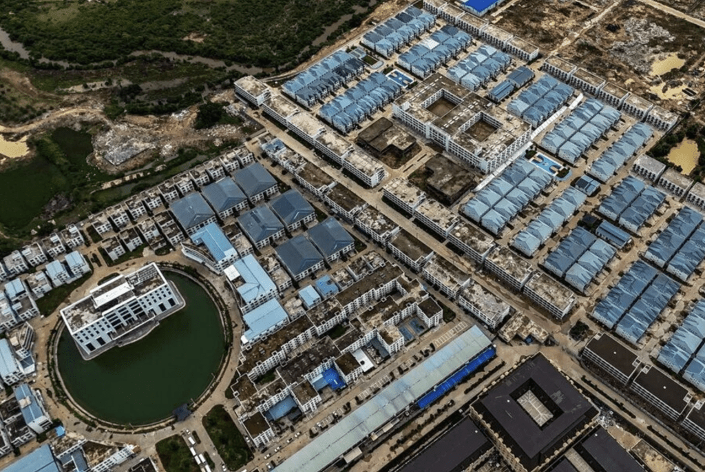航拍照片所見,園區規模猶如大型住宅項目或封閉式商業城市,多幢數層高建築密集排列,內有辦公室、宿舍、食肆、超市、夜店及網絡設施,中央更建有人工湖及湖中建築。美聯社 航拍照片所見,園區規模猶如大型住宅項目或封閉式商業城市,多幢數層高建築密集排列,內有辦公室、宿舍、食肆、超市、夜店及網絡設施,中央更建有人工湖及湖中建築。美聯社
