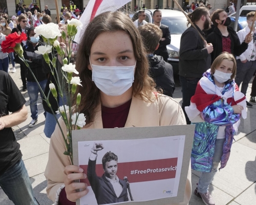 華沙有數以百計民眾集會聲援普羅塔塞維奇。AP