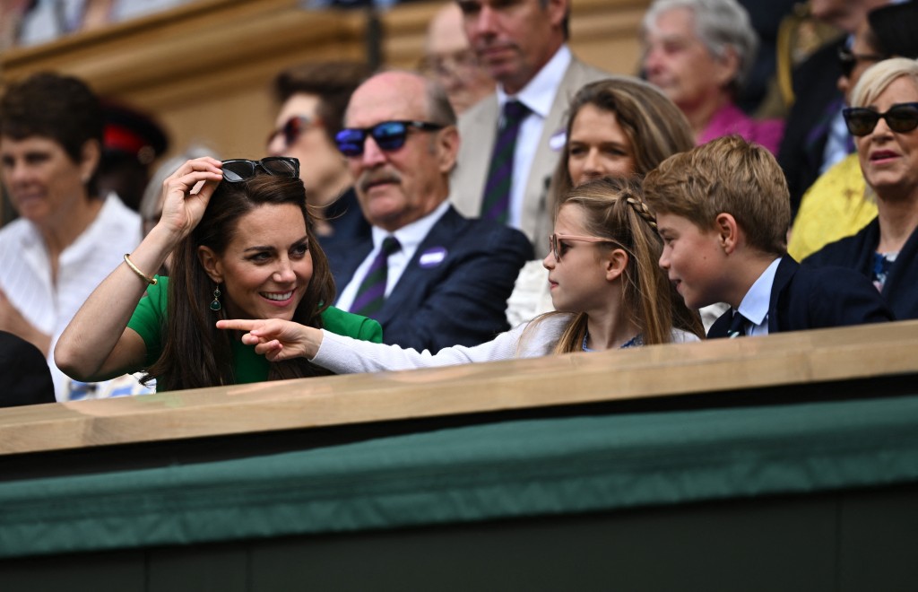 凱特皇妃帶著長子喬治王子與長女夏洛特公主現身溫布頓球場。路透社