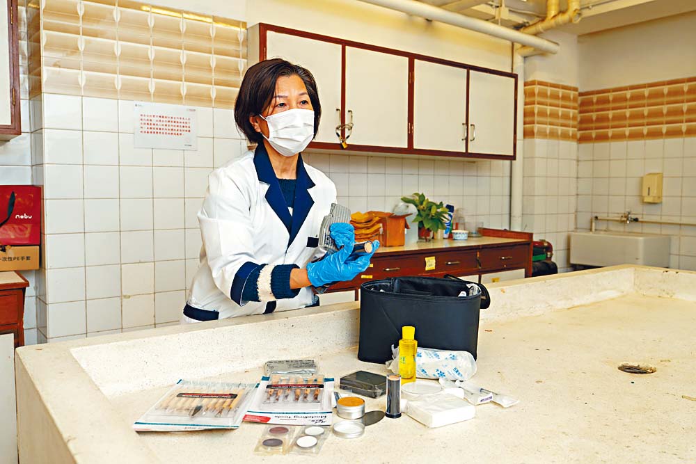 遺體化妝師燕姐持續學習修復新技巧和材料,為逝者完整地走完最後的一程。 遺體化妝師燕姐持續學習修復新技巧和材料,為逝者完整地走完最後的一程。