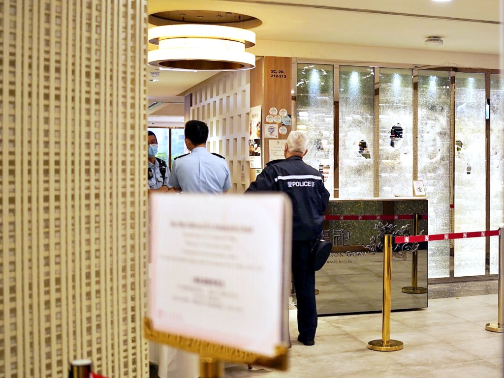 位於灣仔新鴻基中心的龍袍酒家，酒櫃玻璃被打爛，警員到場調查。