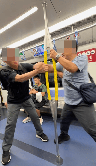 惟斜孭袋男未有停手,反而瘋狂出拳攻擊,背囊男隨即還手自衛。 惟斜孭袋男未有停手,反而瘋狂出拳攻擊,背囊男隨即還手自衛。