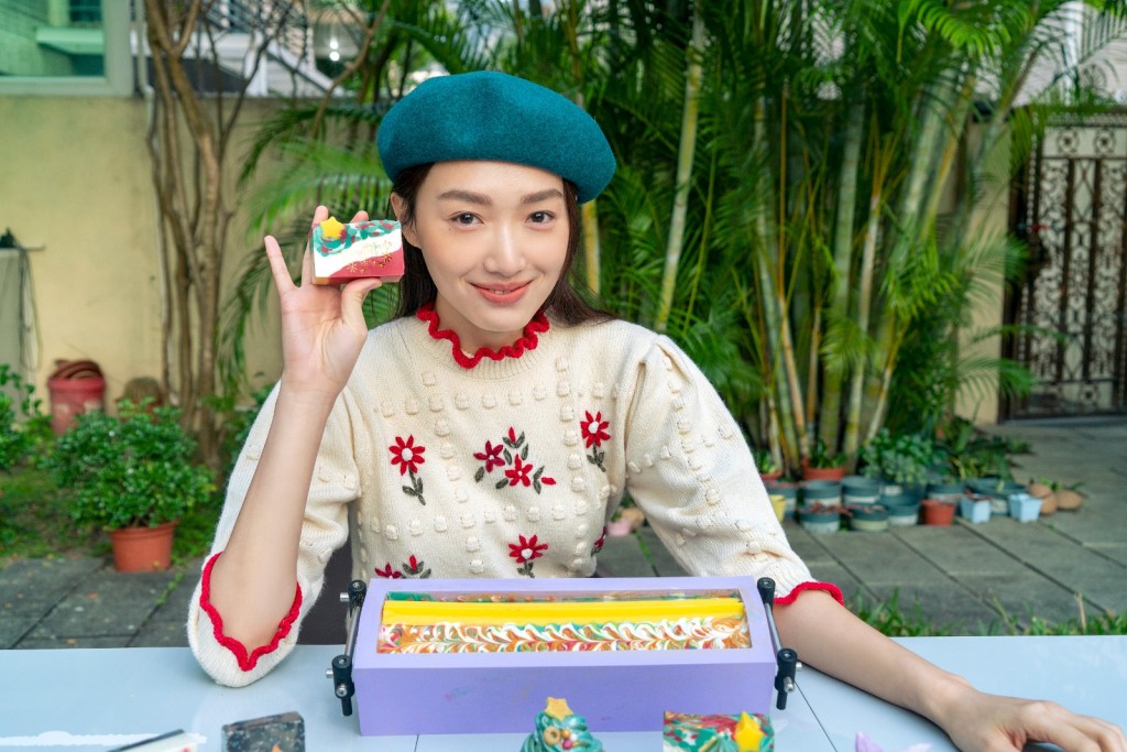 蔡思韵亲手整手工枧送畀朋友做圣诞礼物。