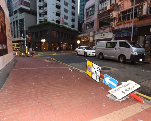 的士司機銅鑼灣沿伊榮街往渣甸街駕駛的士，突然失控剷上路邊。丁志雄攝