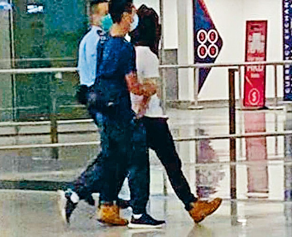 疑犯没任何反抗下配合跟警员离开。