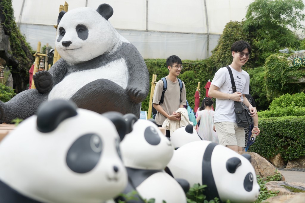 市民稱聽聞大熊貓龍鳳胎誕生很開心，希望牠們給香港帶來更多快樂。歐樂年攝