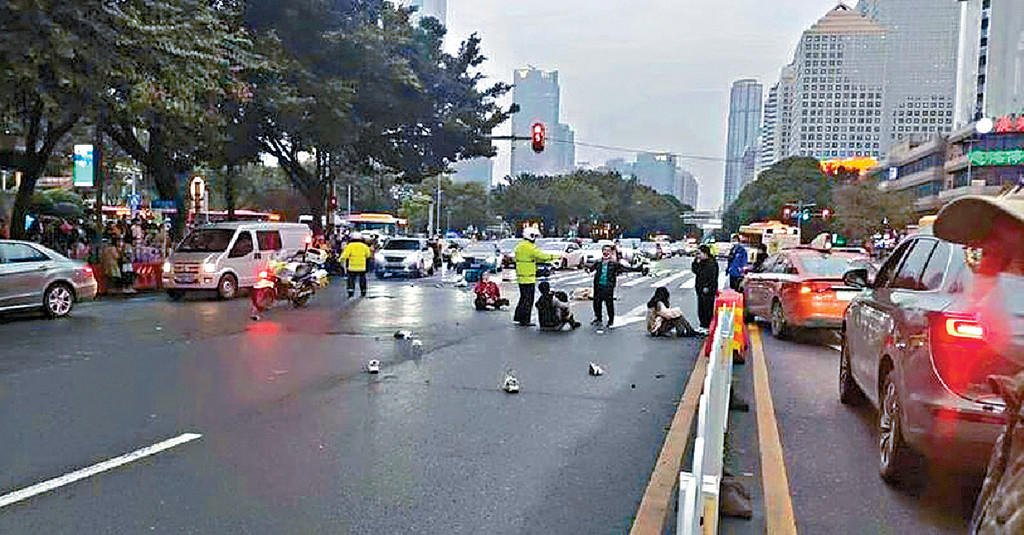 ■被撞途人如打保齡倒地待援。