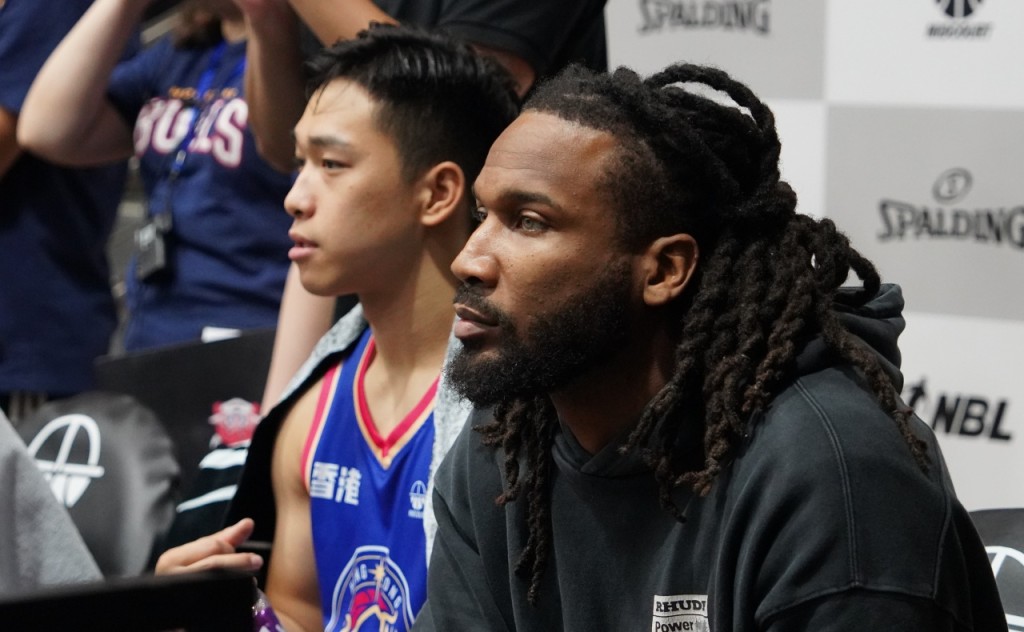 新加盟香港金牛队的前NBA球员韦恩•塞尔登入场为队友打气。