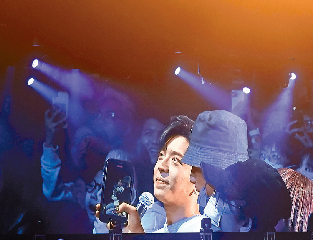 ■五堅情介紹Edan與Jeremy在台下睇騷。