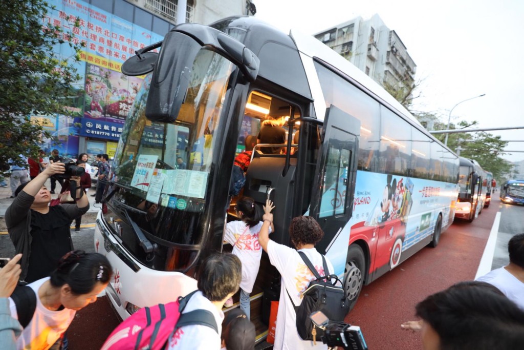 迪士尼首發團50人經大橋直達樂園。