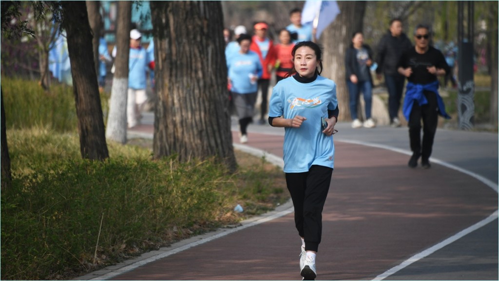 女性跑者穿長袖跑步,可避免曬黑。