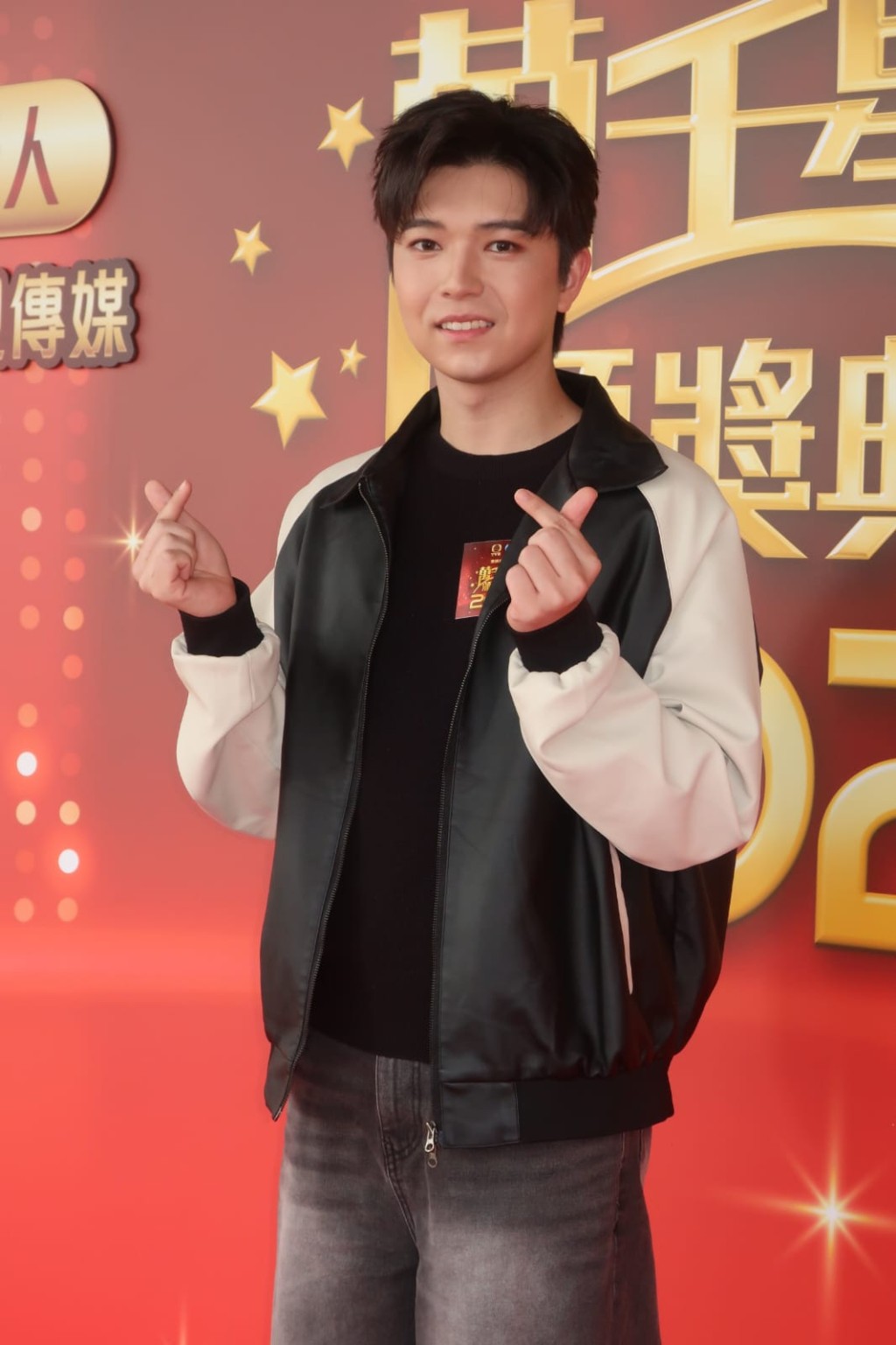 曾錦燊是《東張西望》主持,除了向親友拉票之外,笑稱師奶是目標對象。 曾錦燊是《東張西望》主持,除了向親友拉票之外,笑稱師奶是目標對象。