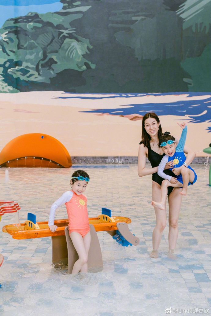 钟嘉欣在去年暑假带小朋友返港工作兼到主题公园玩水。