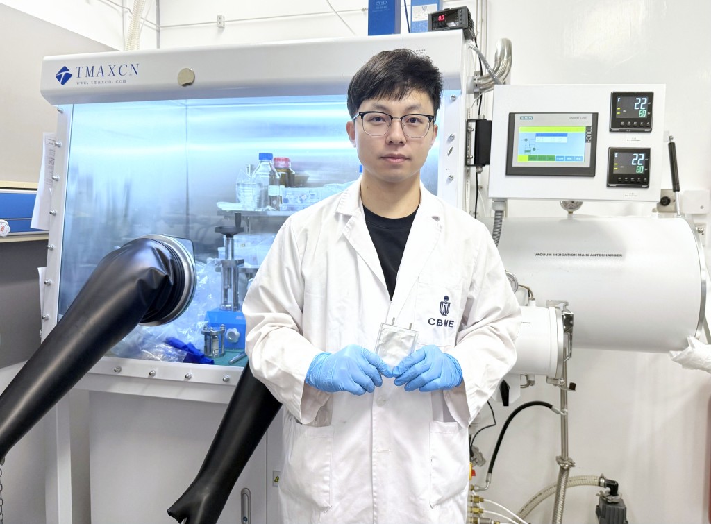 研究第一作者、科大化学及生物工程学系博士后研究员陈云逸展示团队开发的无负极锂金属软包电池。科大提供 研究第一作者、科大化学及生物工程学系博士后研究员陈云逸展示团队开发的无负极锂金属软包电池。科大提供