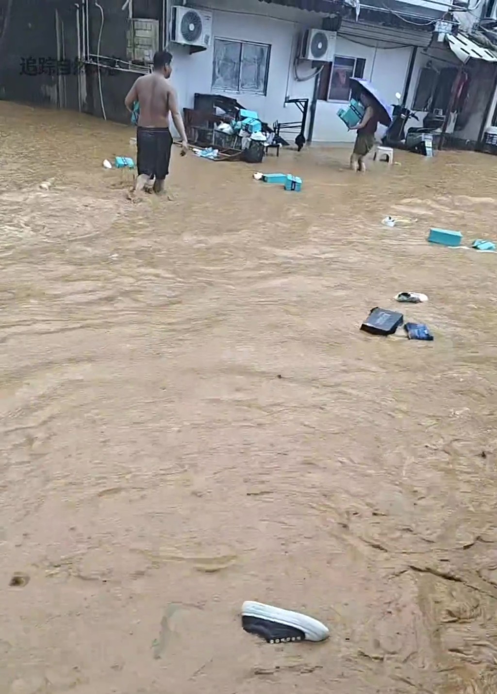 溫州暴雨鞋廠水浸,瑞安「滿街漂鞋」村民瘋搶打撈。 抖音 溫州暴雨鞋廠水浸,瑞安「滿街漂鞋」村民瘋搶打撈。 抖音