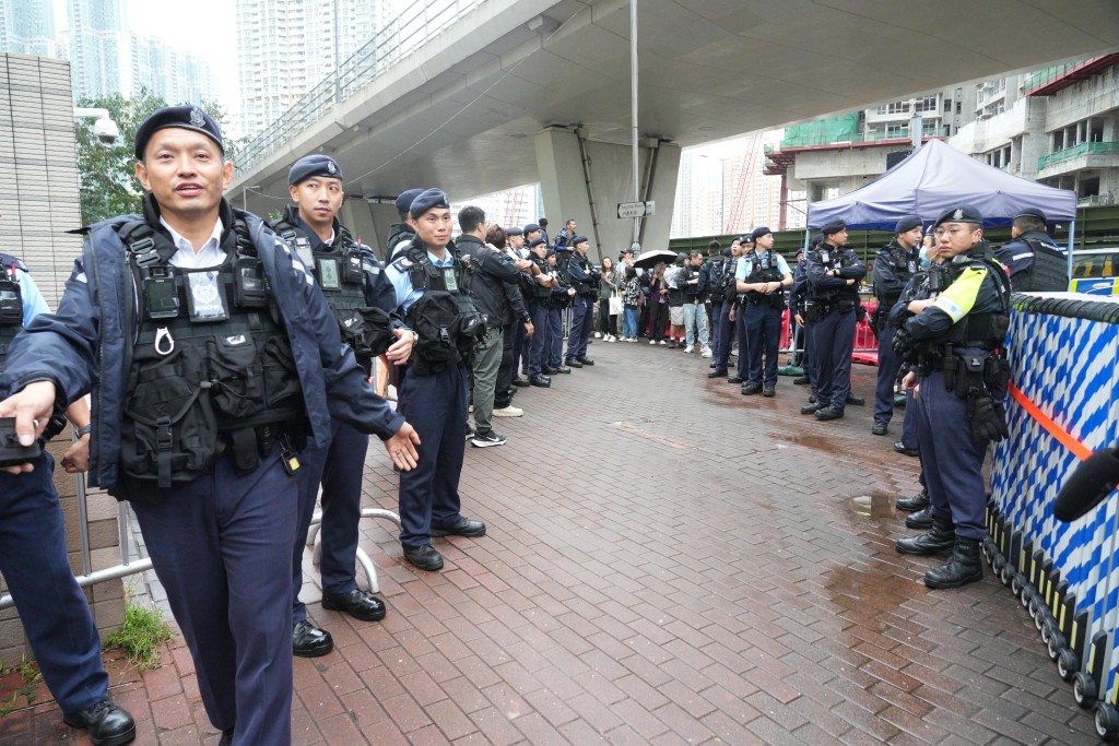 大批警員駐守庭外。歐樂年攝