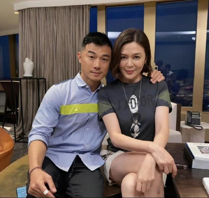 有傳關之琳在廣州一展覽與男模Johan認識並相談甚歡。 有傳關之琳在廣州一展覽與男模Johan認識並相談甚歡。