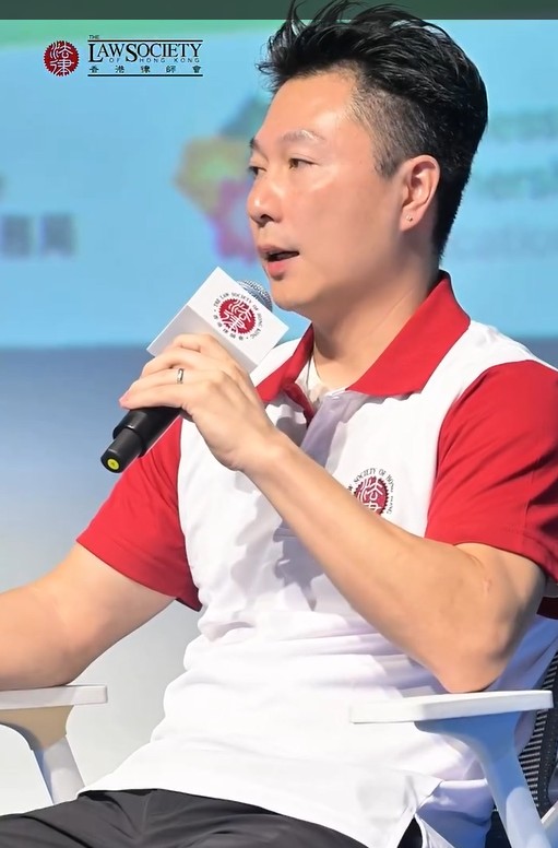 交流團開幕式又邀請到奧運體操冠軍李小鵬進行爐邊對談。香港律師會fb影片截圖 交流團開幕式又邀請到奧運體操冠軍李小鵬進行爐邊對談。香港律師會fb影片截圖