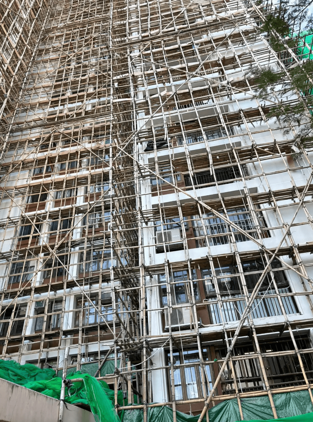 沙田火炭老牌屋苑穗禾苑正進行大型維修，其承建商「富林工程營造有限公司」率先收緊紀律，推出「上棚前搜身」及「舉報獎勵」措施，嚴禁工人在竹棚及外牆範圍吸煙。Threads@haruhae.de