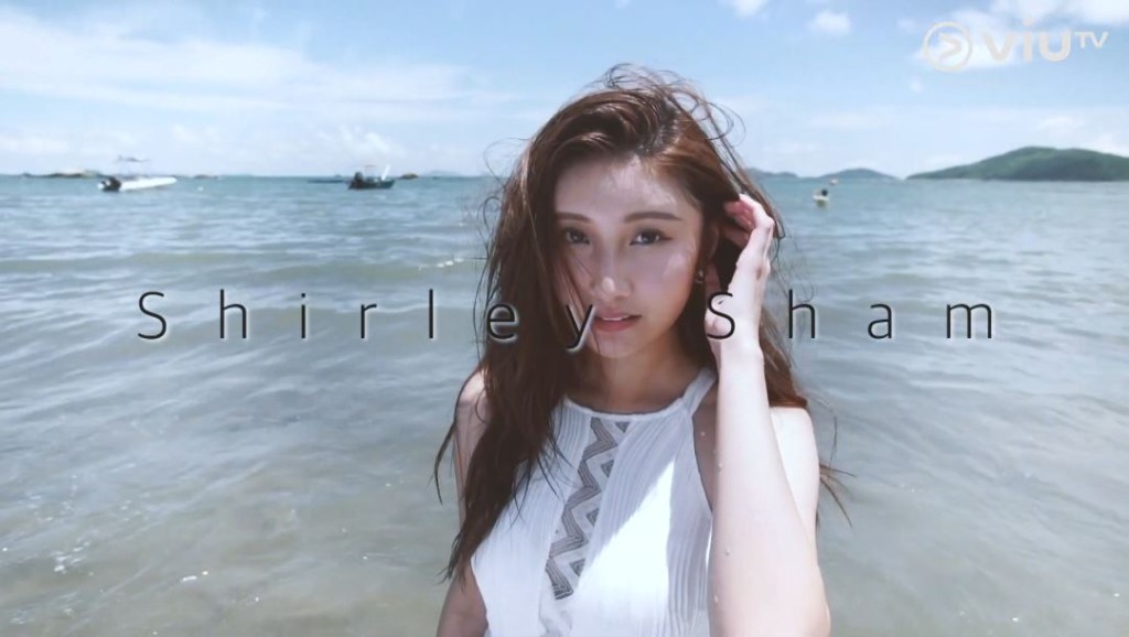 沈殷怡只以白色一件頭迎戰。