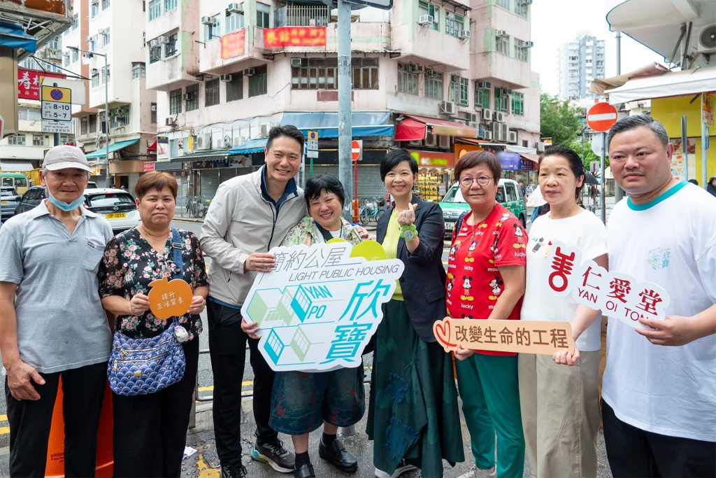 房屋局局長何永賢(左四)了解簡約公屋屯門欣寶路項目的流動宣傳車運作。何永賢FB圖片 房屋局局長何永賢(左四)了解簡約公屋屯門欣寶路項目的流動宣傳車運作。何永賢FB圖片