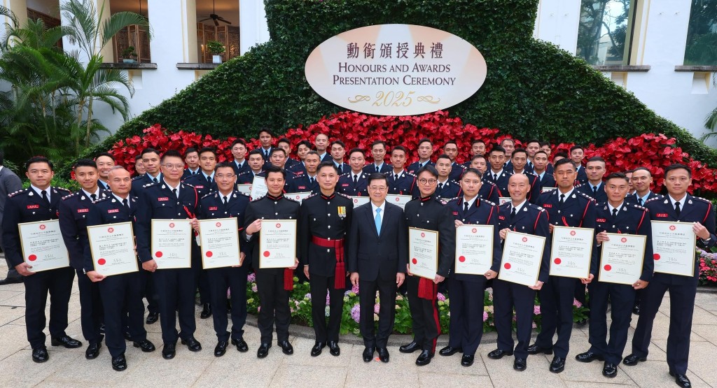 消防處人員獲頒發多個獎項,包括多位參與緬甸救援行動而獲頒發行政長官公共服務獎狀的香港特別行政區救援隊成員。消防處fb圖片 消防處人員獲頒發多個獎項,包括多位參與緬甸救援行動而獲頒發行政長官公共服務獎狀的香港特別行政區救援隊成員。消防處fb圖片