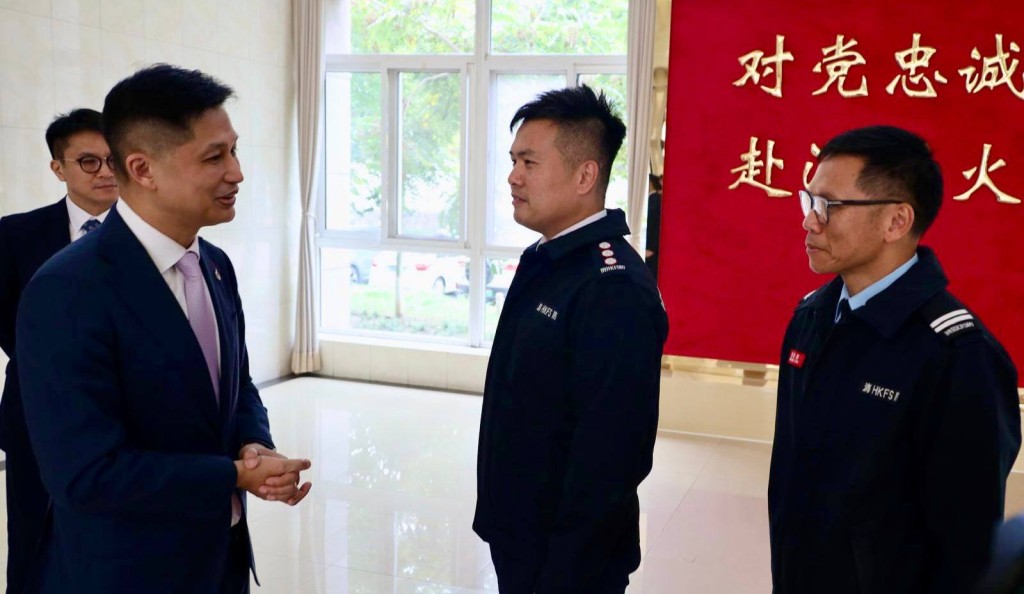 消防處處長楊恩健到中國消防救援學院探訪兩位教官。