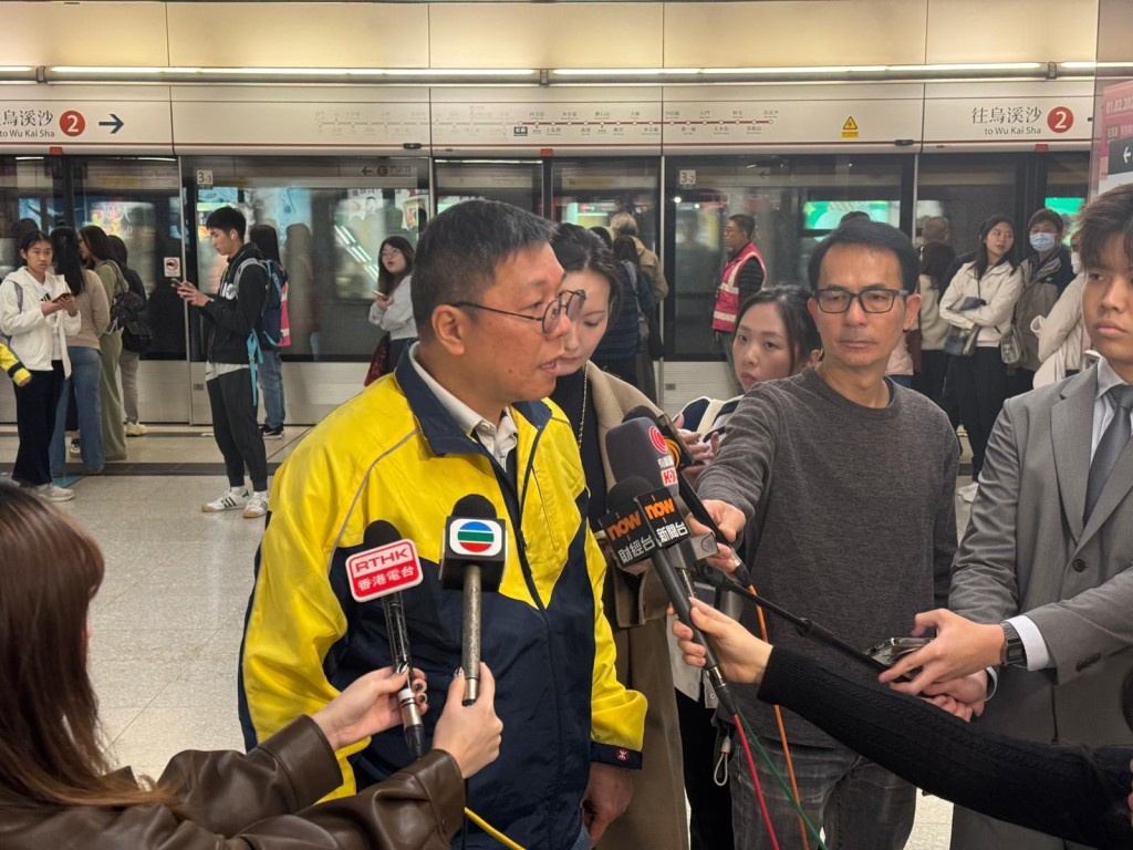 港鐵公司營運主管（屯馬綫、輕鐵及港鐵巴士）陳志雄，講解今早屯馬綫實施特別服務安排的情況。