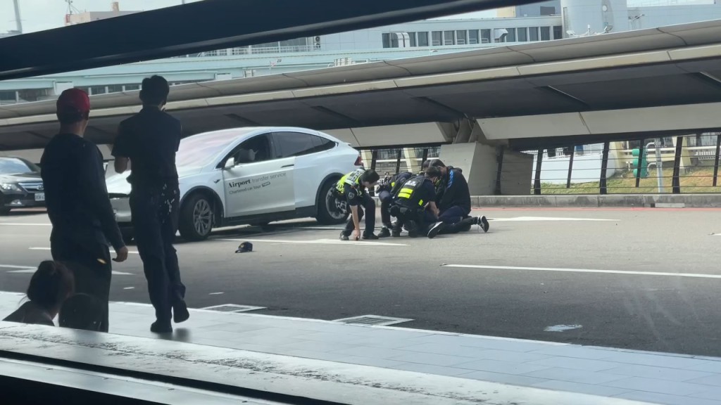 航警隨即連開8槍阻止Tesla離開,並將司機拉出車制服。threads@ysx.tw_47片段截圖 航警隨即連開8槍阻止Tesla離開,並將司機拉出車制服。threads@ysx.tw_47片段截圖
