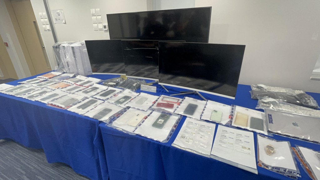 警方在長沙灣工商大廈單位內檢獲大量通訊設備,包括5部電腦、25部手提電話、36張電話儲值咭等。 警方在長沙灣工商大廈單位內檢獲大量通訊設備,包括5部電腦、25部手提電話、36張電話儲值咭等。