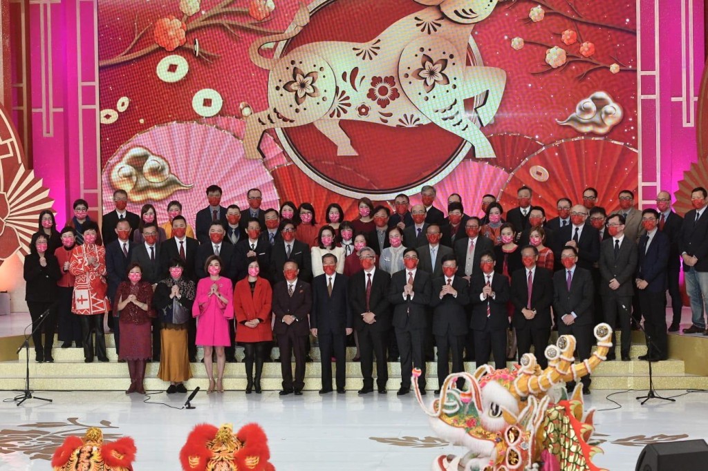 偉西站在行政總裁李寶安身旁，旁邊為曾勵珍、樂易玲及屢傳不和的余詠珊。