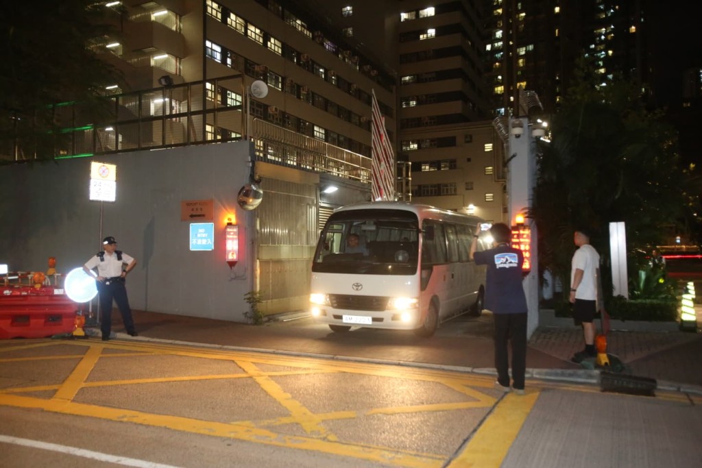 43歲姓曾男子乘坐入境處車輛離開長沙灣警署。