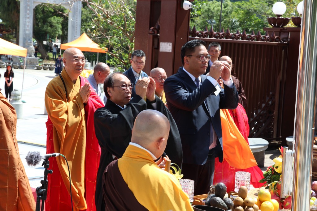 梁宏正副局長（右）與香港佛教聯合會執行副會長何德心居士進行拈香儀式。香港佛教聯合會