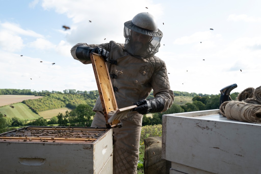 Adam係神秘特工組織「養蜂人」的前特工，退休後真係去養蜜蜂。