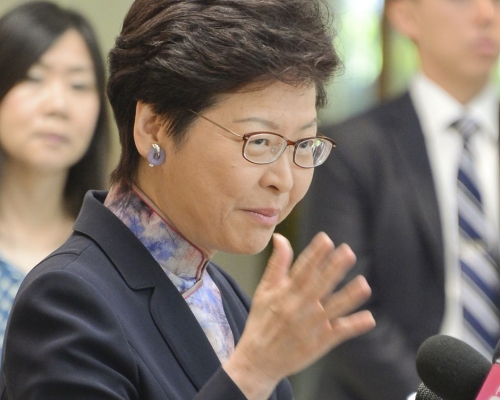林鄭不滿每次見記者都要以中英文重複相同的答覆,形容是浪費時間。資料圖片