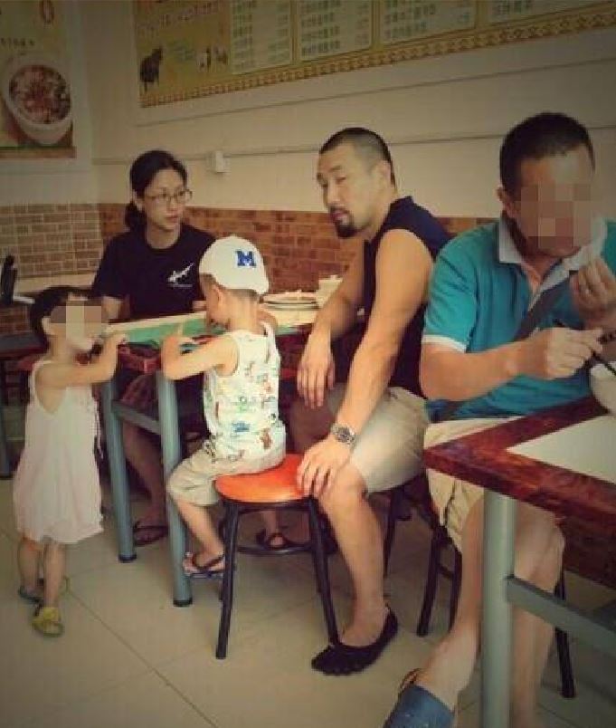 近日微博流传一张疑似吴倩莲的家庭照，相中可见吴倩莲打扮朴素，有网民推测照片是摄于多年前。