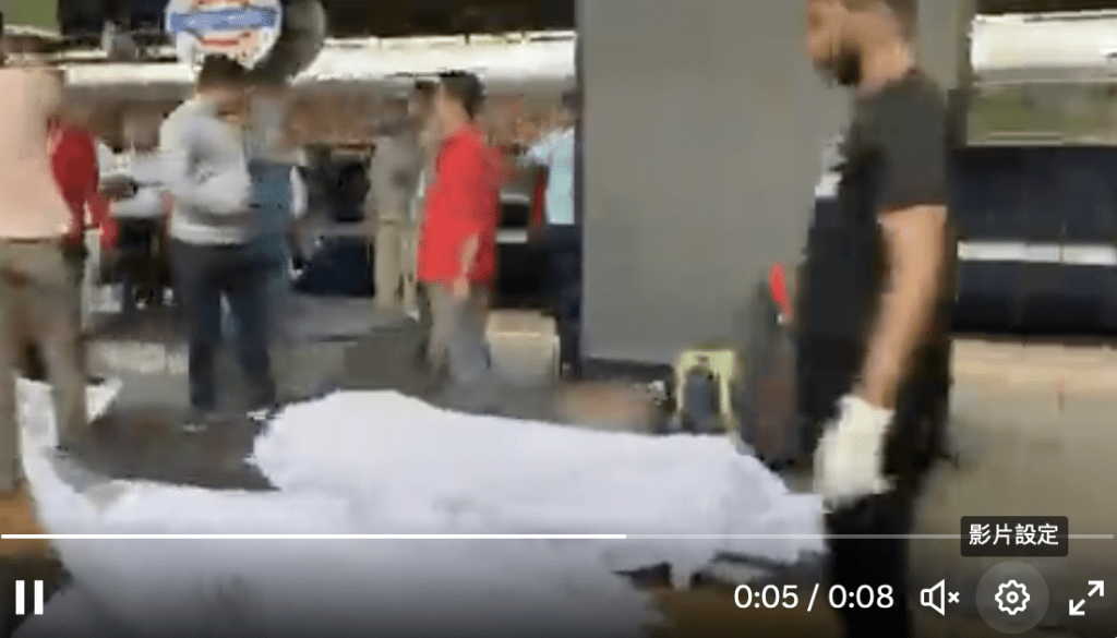 當地電視畫面所見，多具用白布蓋着的屍體被移至月台上，旁邊有警員把守。