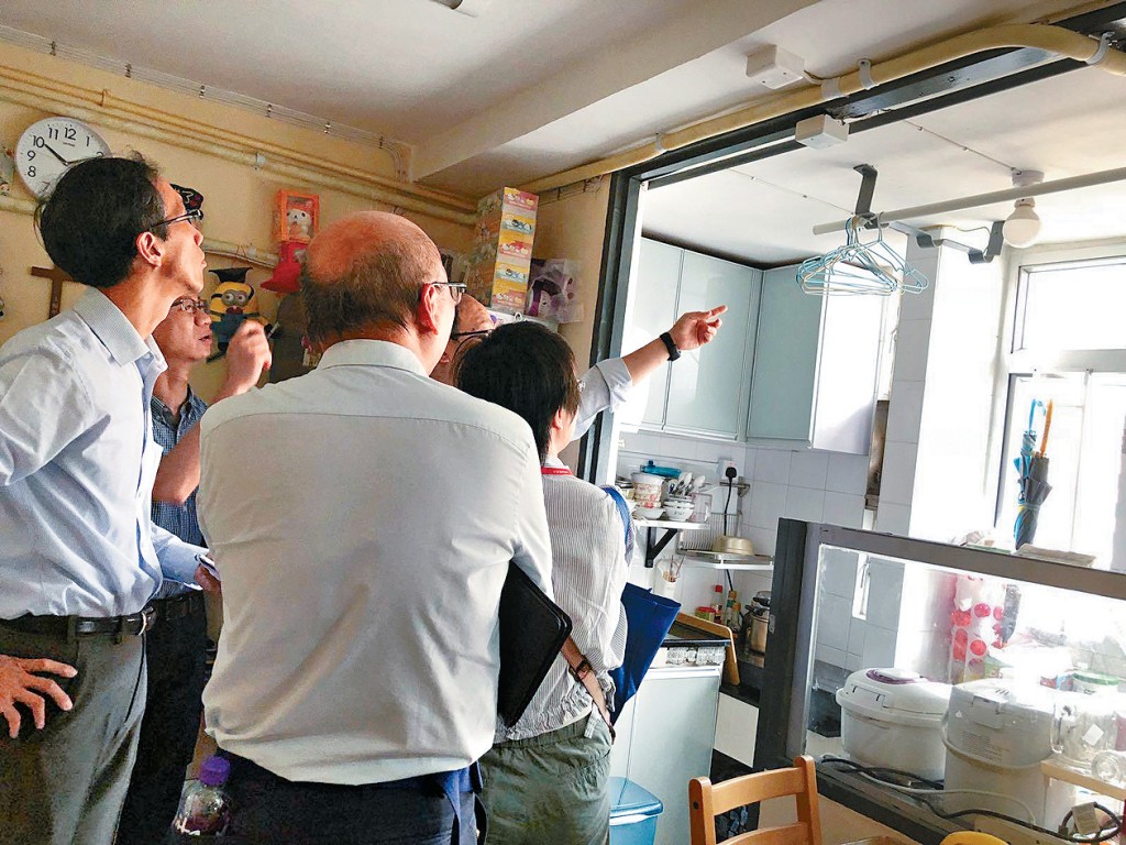 房屋署派員到聾人家居單位視察。