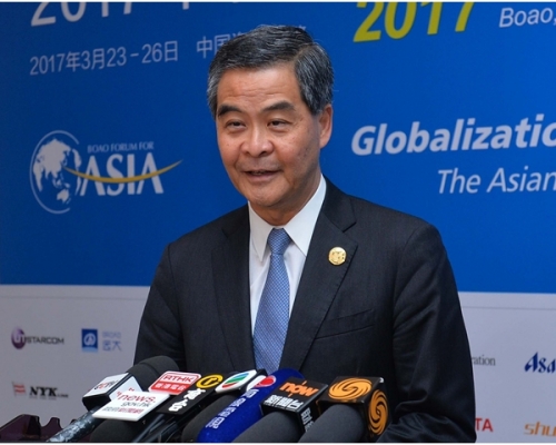 梁振英反問泛民今次為何不派員參選，但當曾俊華決定參選後，泛民便一面倒地支持曾。