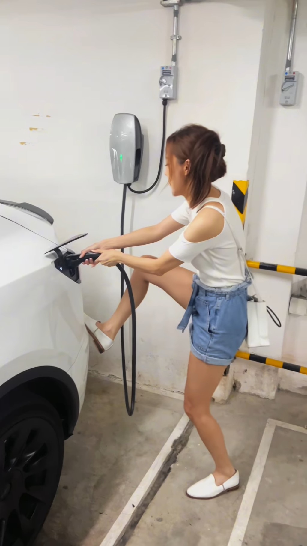 片段開頭朱智賢站在正在充電的座駕車尾，負責拍攝的謝東閔就開聲：「喂！壞咗喎，掹唔到喎。」朱智賢就頗有怨氣的回應：「成日都冇鬼用，小小嘢都做唔到！」繼而就懶叻地雙手拿着充電器，再將腳撐在車身借力。