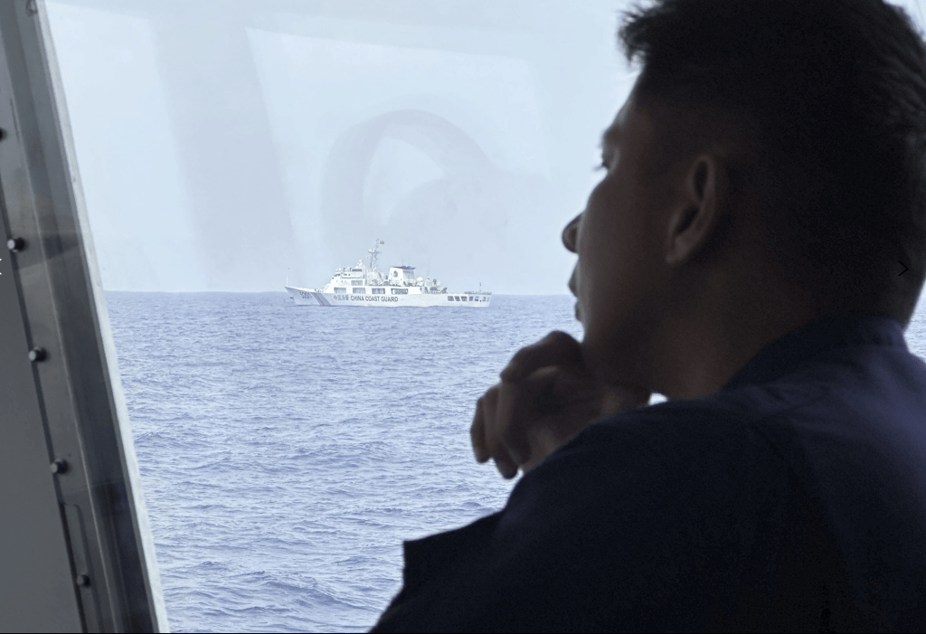中国海警船早前在菲方船只拒听警告后，排列阵式阻其前进，双方最近距离仅约一米。美联社