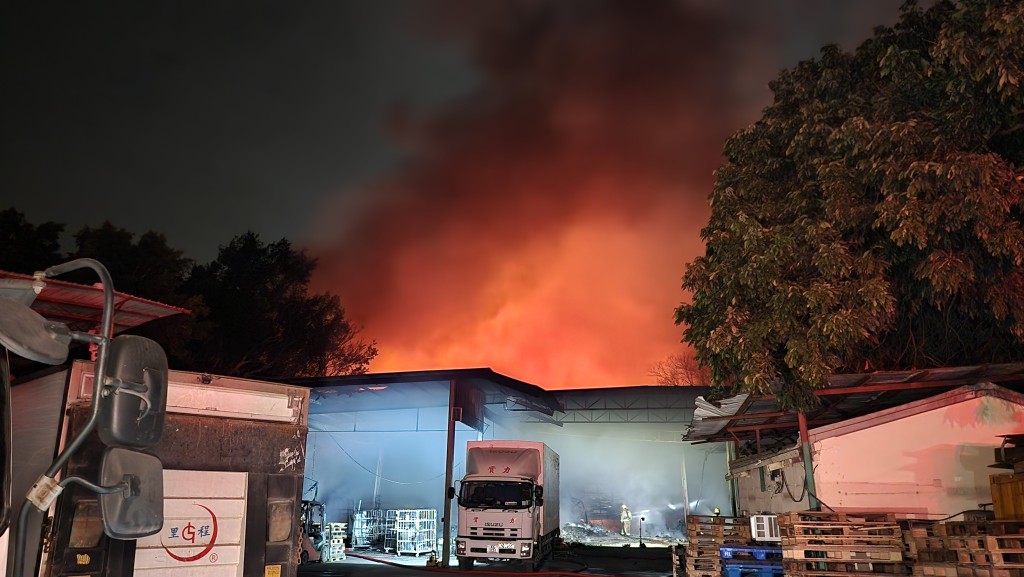 火場冒出熊熊火光及大量濃煙。黎志偉攝 火場冒出熊熊火光及大量濃煙。黎志偉攝