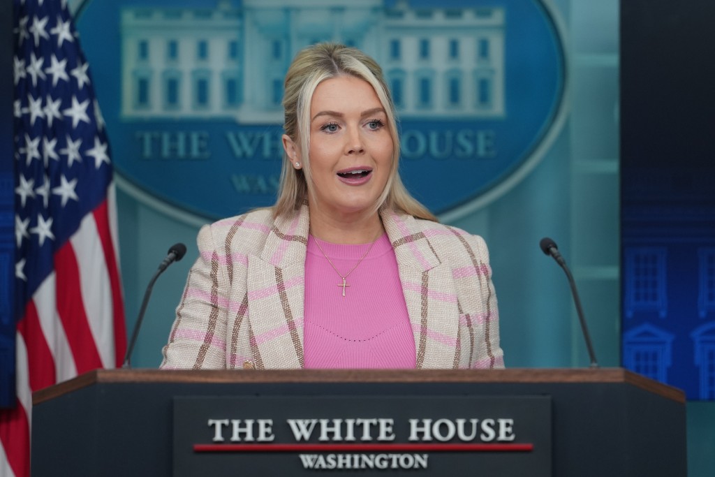 在例行記者會上，白宮發言人萊維特被追問，美軍會否短期內停止在伊朗的行動。美聯社