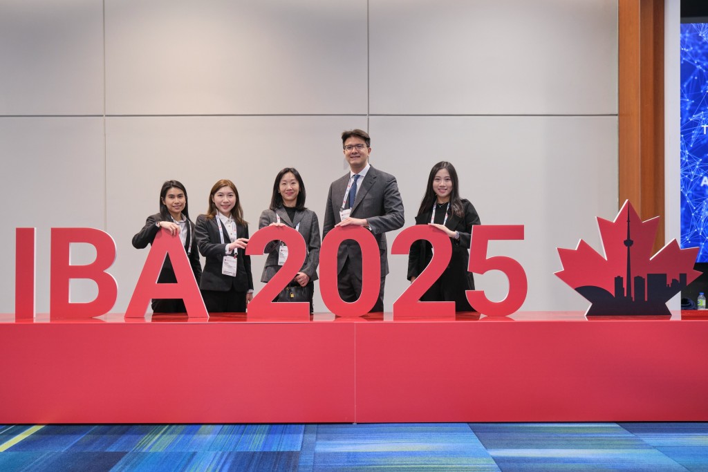 大律師公會主席毛樂禮(右二)、副主席薛日華(右三)及新晉大律師郭雅媛(左一)、翟敏而(左二)及楊鈞愉(右一)出席國際律師協會2025年會。 大律師公會主席毛樂禮(右二)、副主席薛日華(右三)及新晉大律師郭雅媛(左一)、翟敏而(左二)及楊鈞愉(右一)出席國際律師協會2025年會。